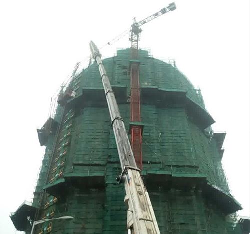 莱芜市吊车在工地上作业